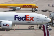 Samoloty firm kurierskich Fedex i DHL (Shutterstock)
