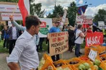 Michał Kołodziejczak na proteście pracowników Maga Foods przed budynkiem MSWiA w Warszawie, 14 czerwca 2022 r. (fot. wiadomoscihandlowe.pl)