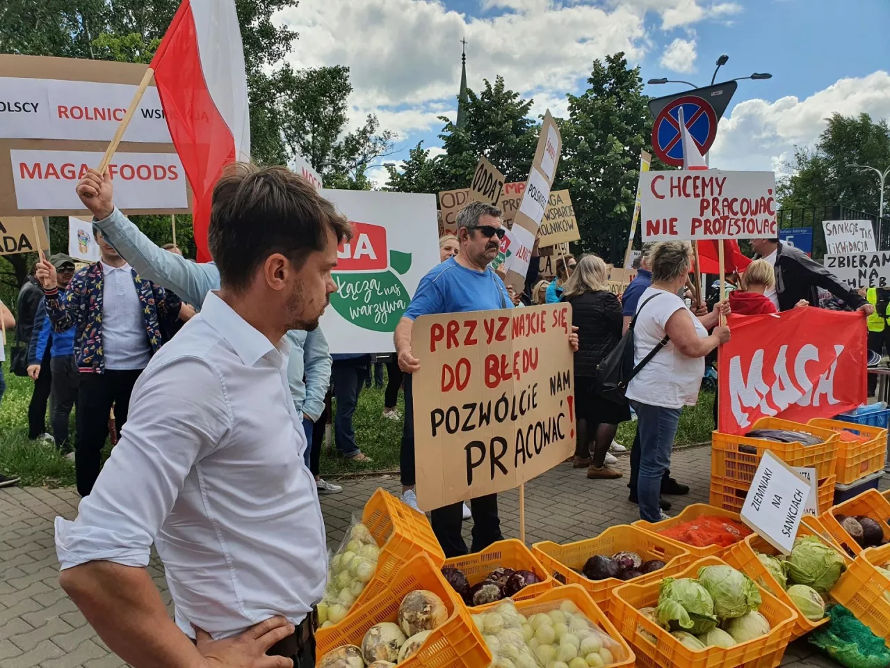 Michał Kołodziejczak na proteście pracowników Maga Foods przed budynkiem MSWiA w Warszawie, 14 czerwca 2022 r. (fot. wiadomoscihandlowe.pl)
