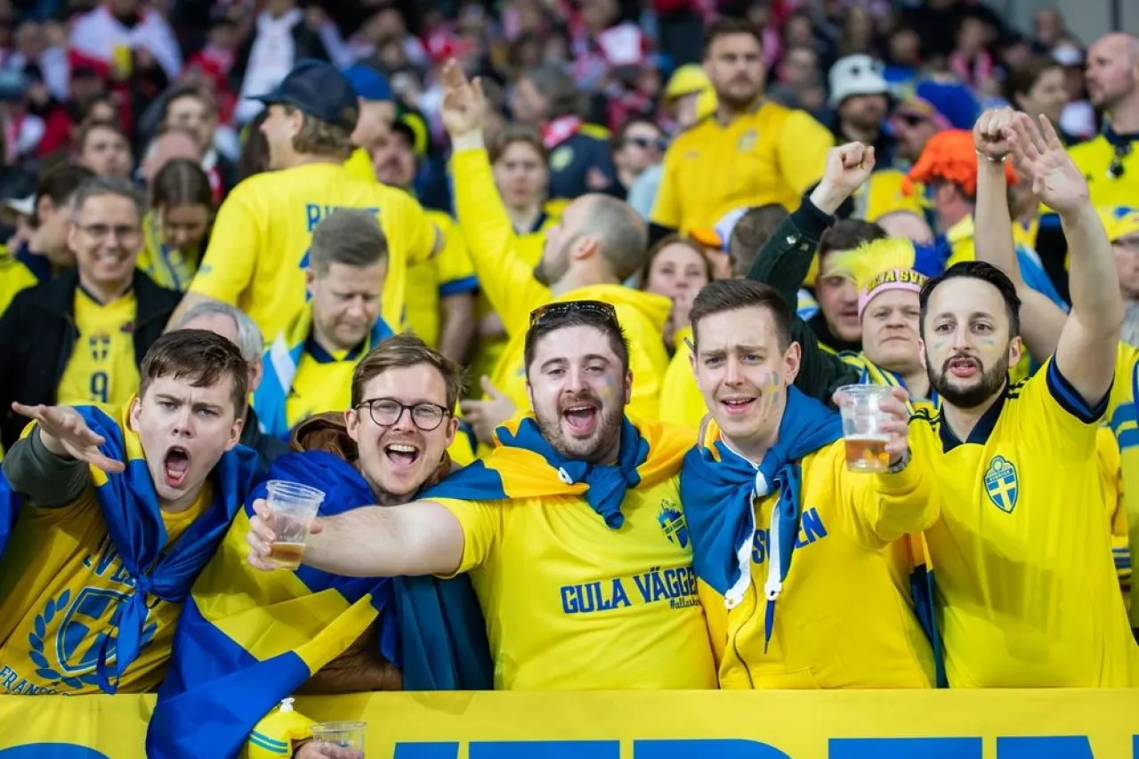 Kibice ze Szwecji podczas meczu kwalifikacyjnego do Mistrzostw Świata FIFA w Katarze 2022 na stadionie w Chorzowie (Shutterstock)