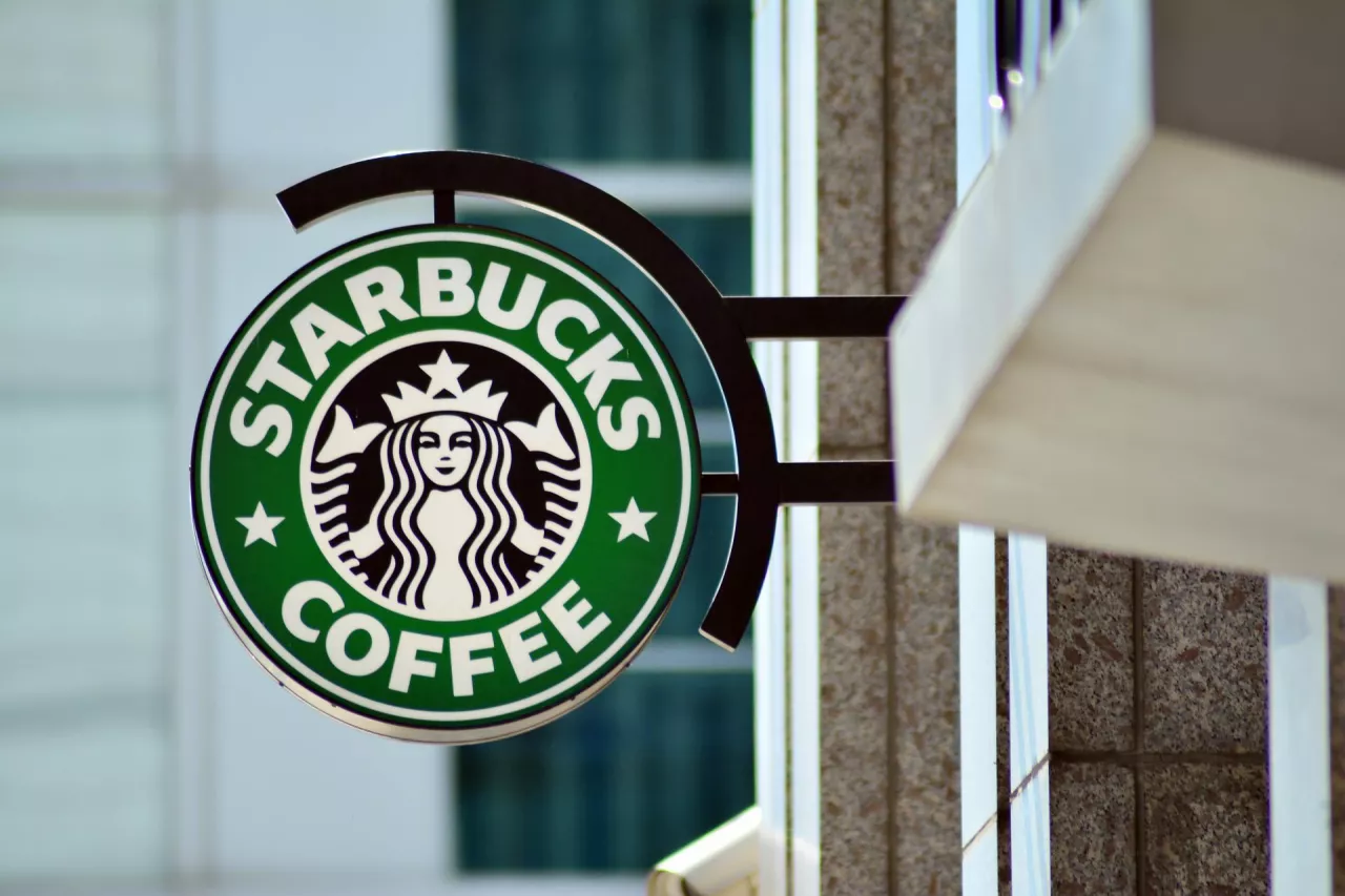 Amerykańska sieć Starbucks sprzeda 130 swoich kawiarni w Rosji założycielowi firmy Pinskiy &amp; Co, Antonowi Pińskiemu (shutterstock.com)