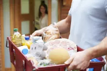 Polacy będą kupować coraz więcej żywności przez internet (Shutterstock)