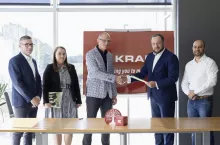 Od lewej: Waldemar Balcerak – Retail Consultant, Joanna Stańczak, Adam Stańczak, Jacek Gbur – Commercial Director, Leszek Niewiedziała – Regionalny Retail Manager. (Zdjęcie główne)