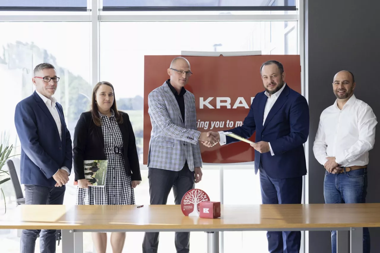 Od lewej: Waldemar Balcerak – Retail Consultant, Joanna Stańczak, Adam Stańczak, Jacek Gbur – Commercial Director, Leszek Niewiedziała – Regionalny Retail Manager. (Zdjęcie główne)