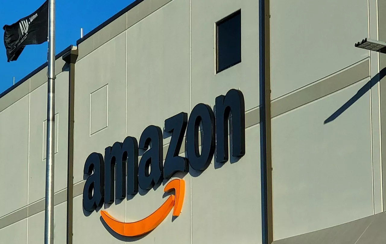 Jeff Bezos zadeklarował pomoc poszkodowanym w katastrofie w magazynie Amazona w Edwardsville (Unsplash)