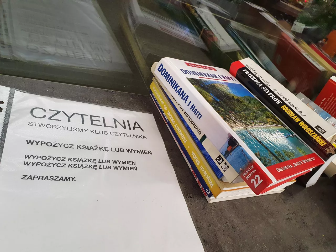 ”Czytelnia” w sklepie Carrefour Express w Warszawie (fot. wiadomoscihandlowe.pl)