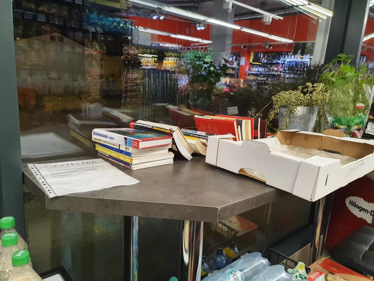 ”Czytelnia” w sklepie Carrefour Express w Warszawie (fot. wiadomoscihandlowe.pl)