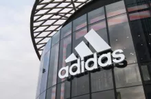 Adidas wznowił pracę czterech sklepów na Ukrainie (Shutterstock)
