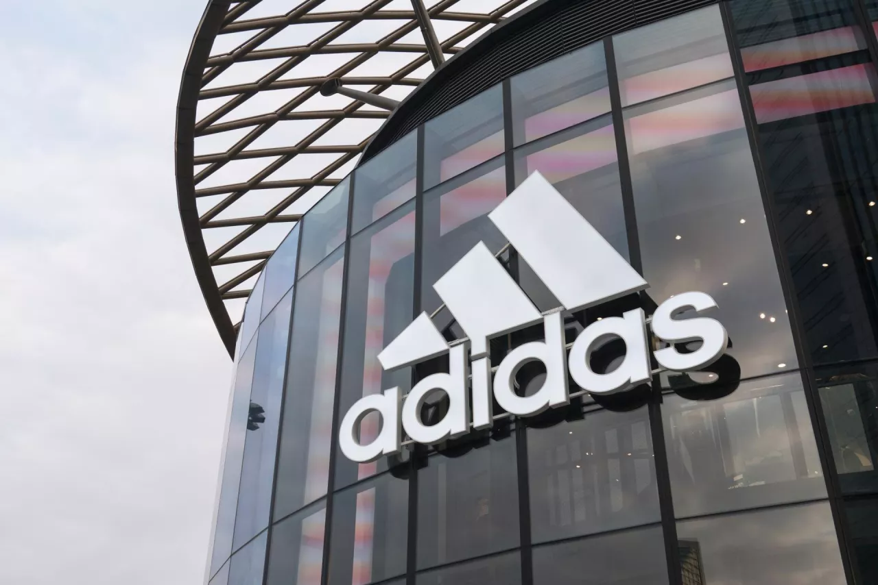 Adidas wznowił pracę czterech sklepów na Ukrainie (Shutterstock)