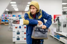 Kradzieże w sklepach to narastający problem (Shutterstock)