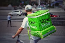 Uber Eats realizuje dostawy zakupów w średnim czasie około 32 minut (Unsplash.com./Robert Anasch)
