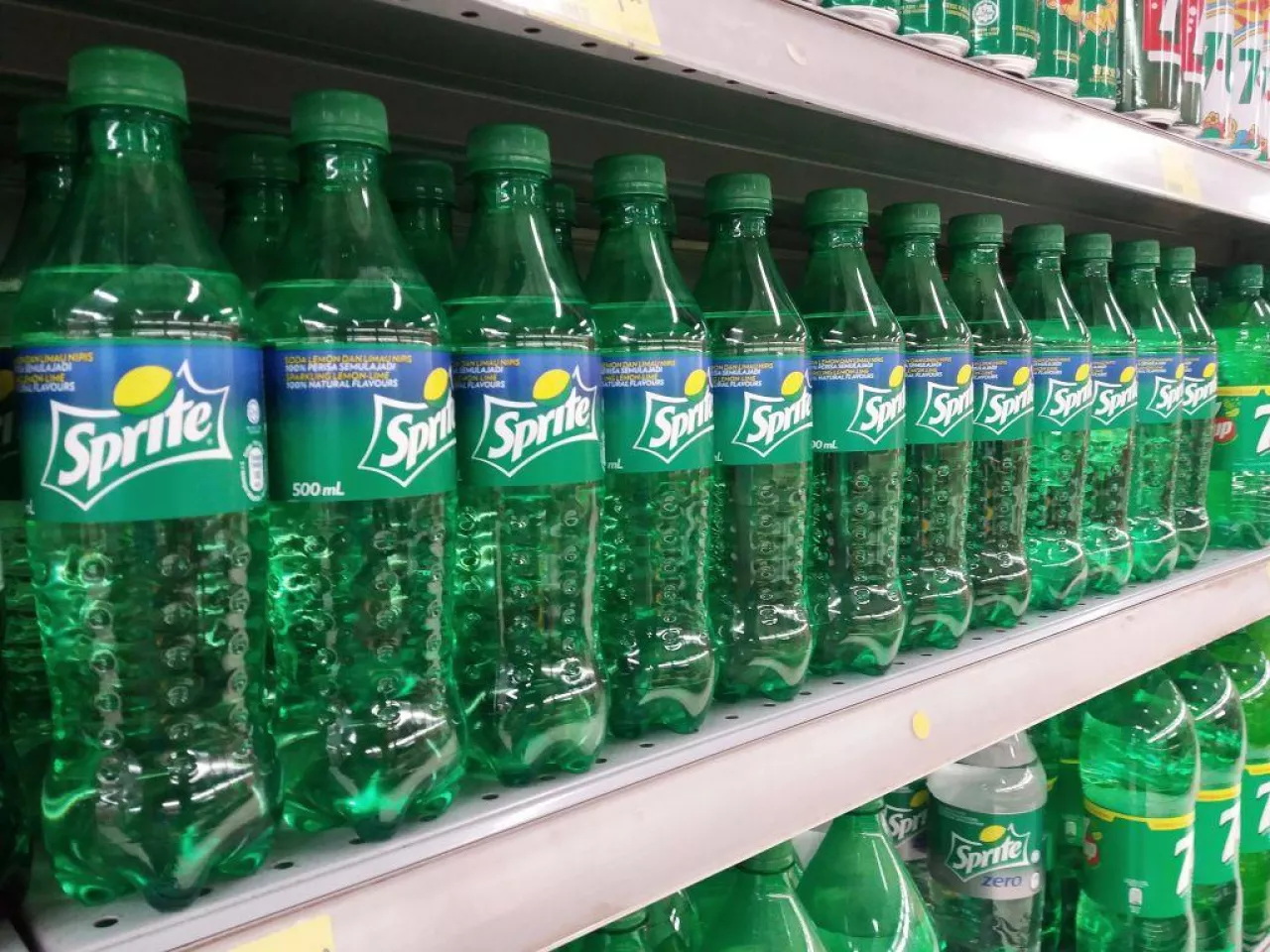 Sprite w zielonych butelkach PET zniknie ze sklepowych półek (fot. Shutterstock)