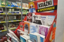 Na zdj. oferta książek w Biedronce, Warszawa, 2 sierpnia 2022 r. (fot. wiadomoscihandlowe.pl)