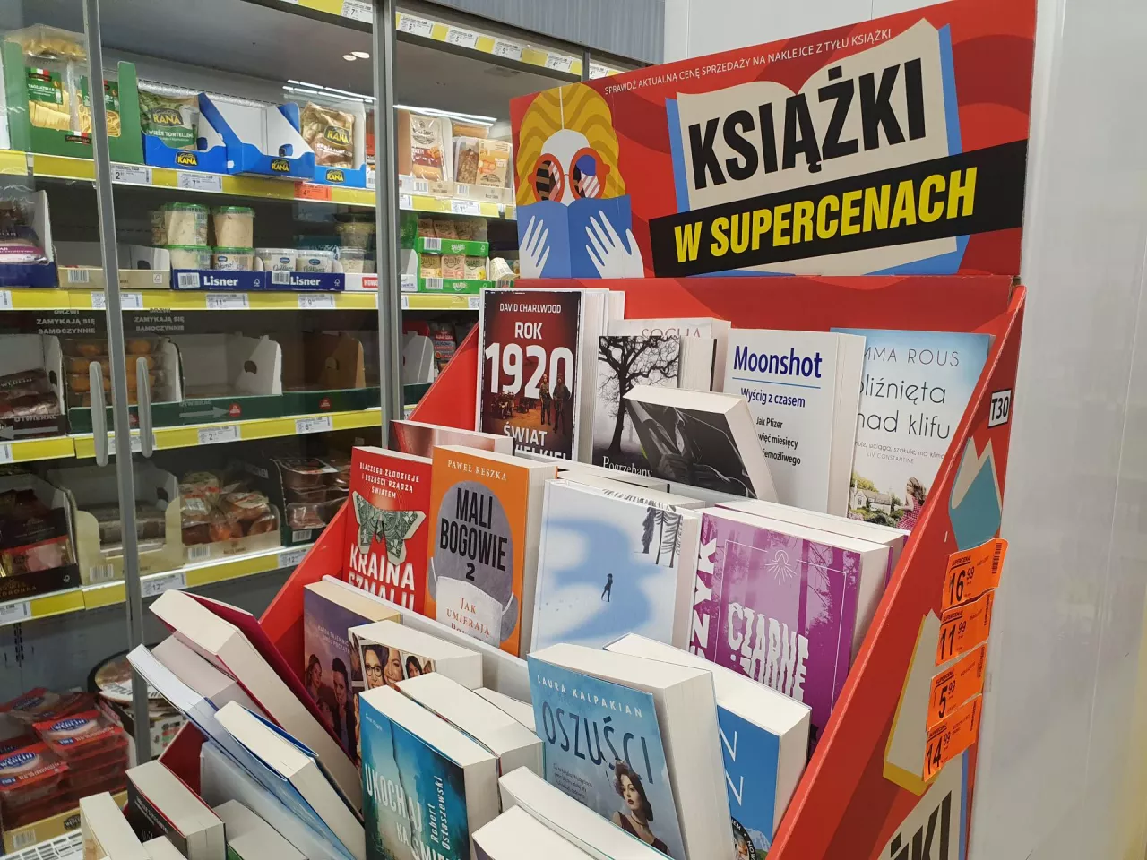 Na zdj. oferta książek w Biedronce, Warszawa, 2 sierpnia 2022 r. (fot. wiadomoscihandlowe.pl)