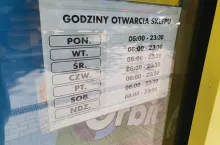 Zaktualizowana rozpiska godzin otwarcia jednej z warszawskich Biedronek (fot. wiadomoscihandlowe.pl)