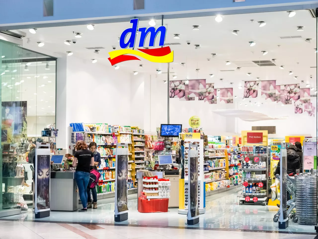 Na zdj. drogeria sieci DM Drogerie Markt (Shutterstock)
