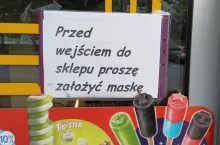 Dwa i pół roku pandemii za nami, a rządowe rozporządzenia maseczkowe wciąż są kwestionowane przez sądy (wiadomoscihandlowe.pl/AK)