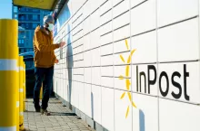Na zdj. jeden z paczkomatów firmy InPost (Soft Light / Shutterstock.com)