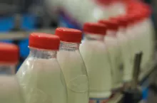 Ograniczenie dostaw energii i gazu spowoduje przerwanie procesów produkcyjnych, co skutkować będzie niedoborem mleka na rynku (fot. Łukasz Rawa/wiadomoscihandlowe.pl)