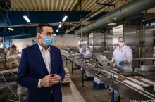 Mateusz Morawiecki podczas odwiedzin fabryki słodyczy Flis (mat. prasowe/Kancelaria Premiera)