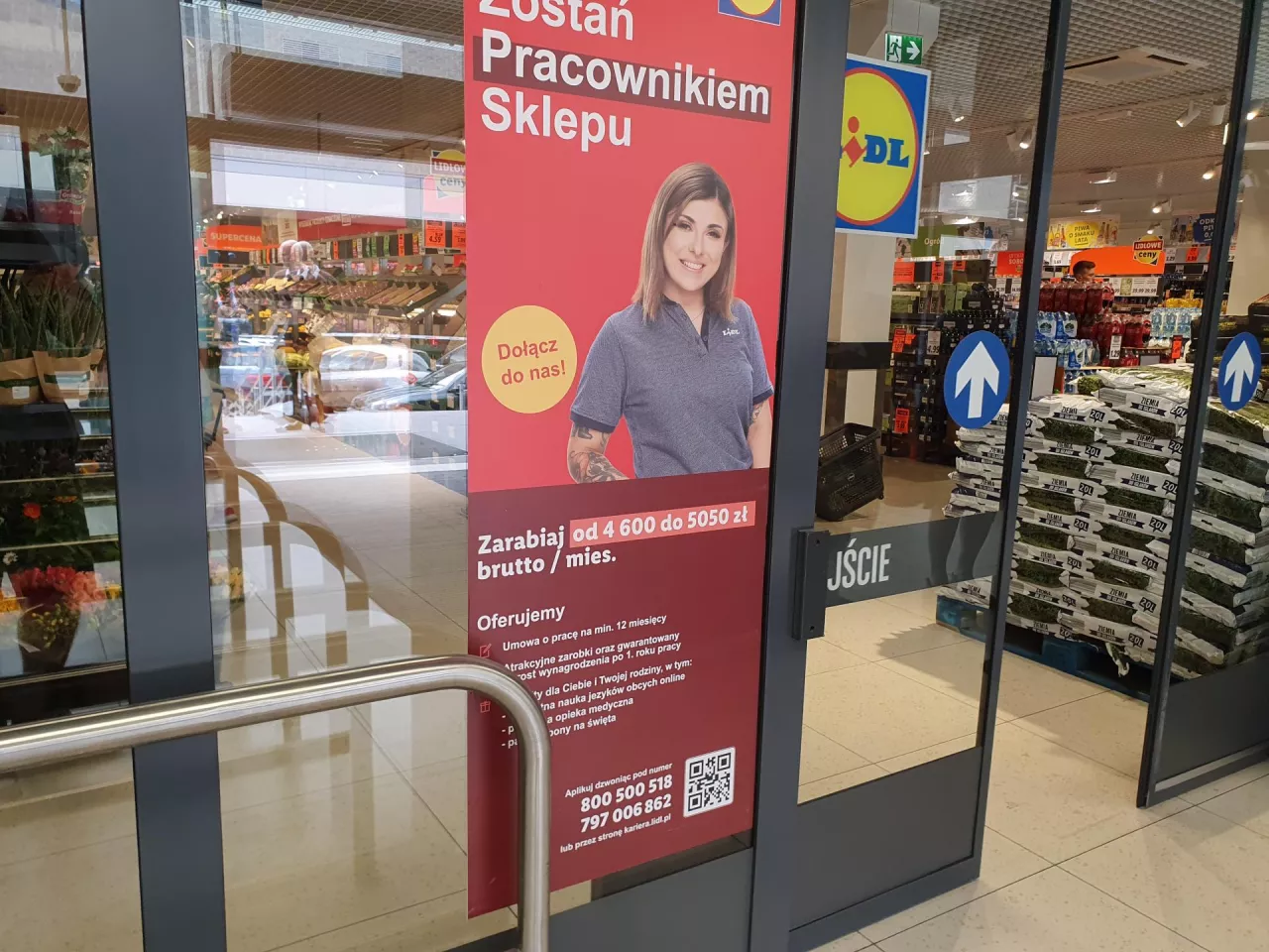 Sieci handlowe automatyzują sprzedaż, ale ofert pracy w handlu wciąż jest bardzo dużo (fot. wiadomoscihandlowe.pl)