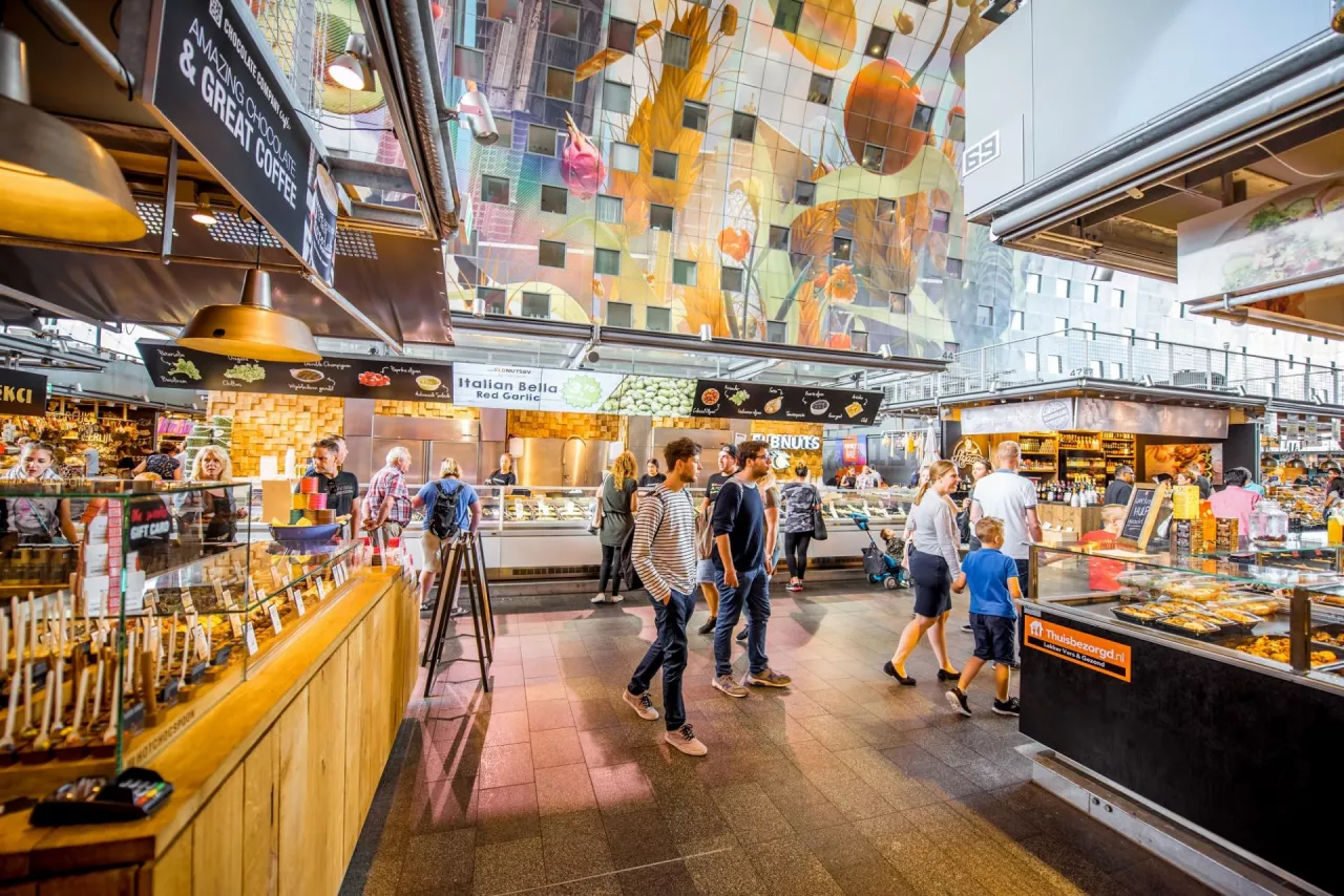 Koncepty typu food hall zyskują na popularności (fot. RossHelen/Shutterstock)