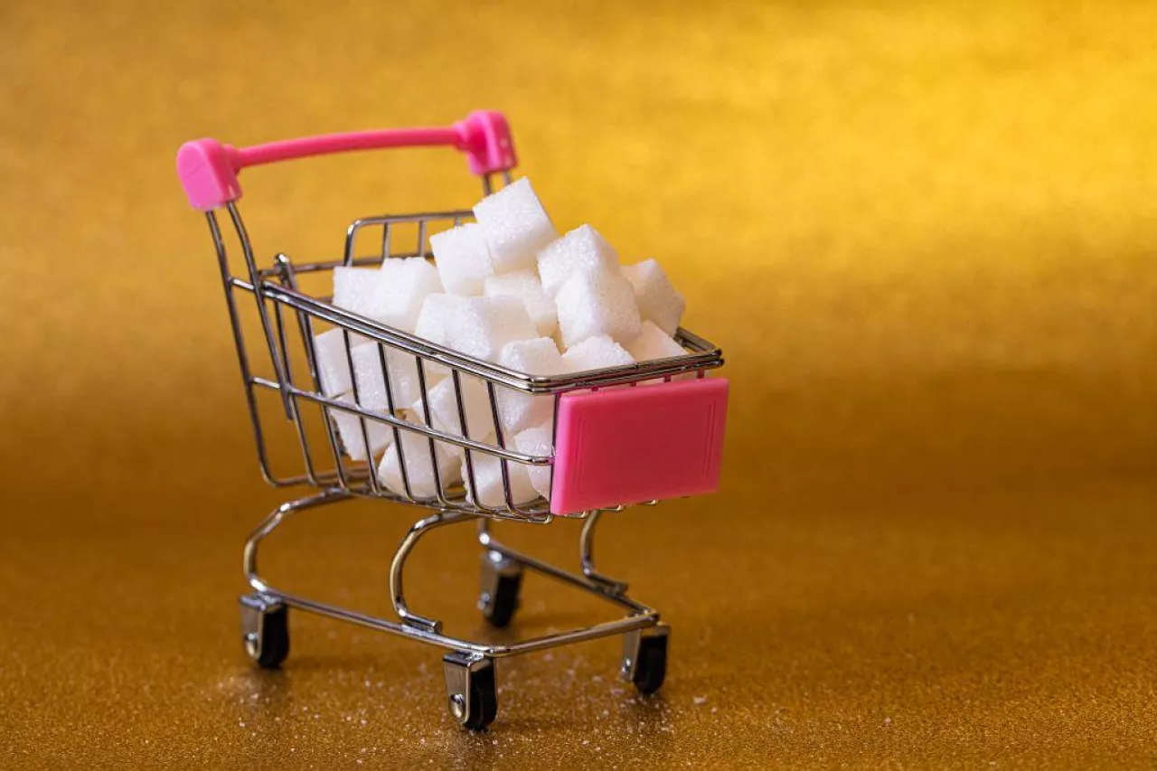 Z danych CMR wynika, że w lipcu wielu klientów przychodziło do małych sklepów wyłącznie po cukier (fot. Shutterstock)