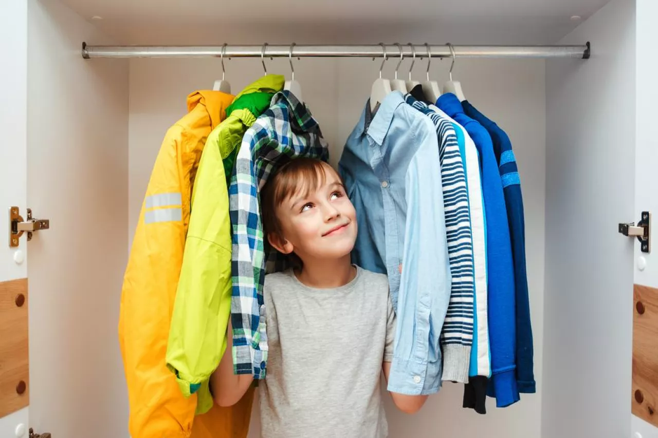 Ubrania dla dzieci kupowane są przeważnie w sklepach stacjonarnych (Shutterstock)