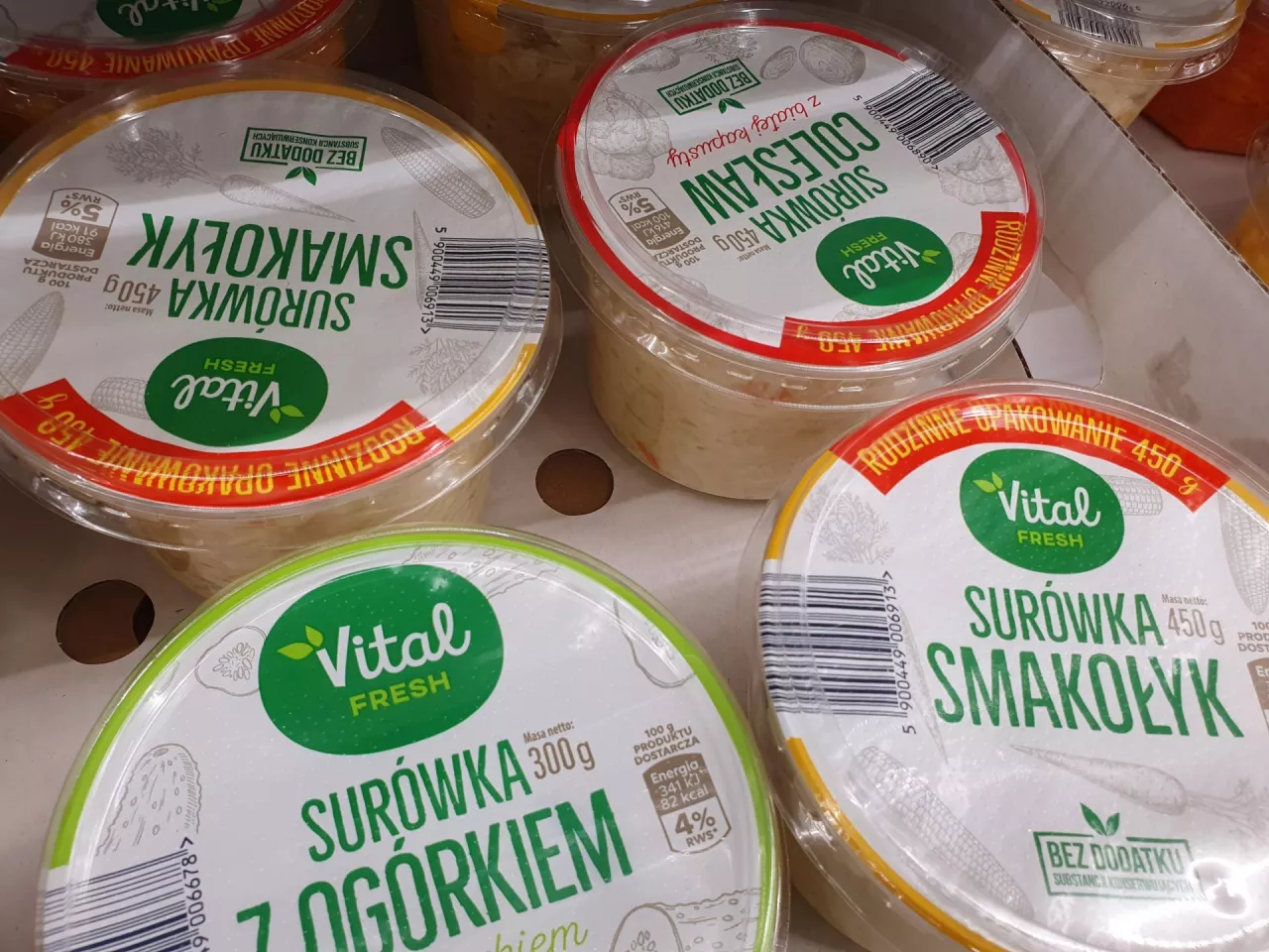 Na zdj. surówki marki własnej Biedronki produkowane przez Maga Foods (fot. wiadomoscihandlowe.pl)