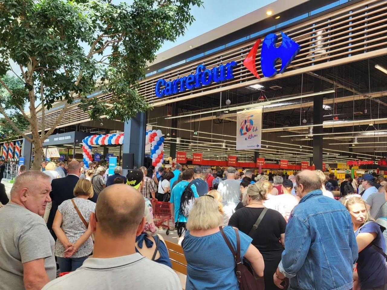 24 sierpnia z okazji otwarcia hipermarketu Carrefour w Częstochowie klienci mogli kupić olej Kujawski w cenie 6 zł z kawałkiem. Co tam się działo (Carrefour Polska)