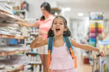 Niedziela handlowa przed powrotem dzieci do szkoły może napędzić ruch w sklepach (Shutterstock)