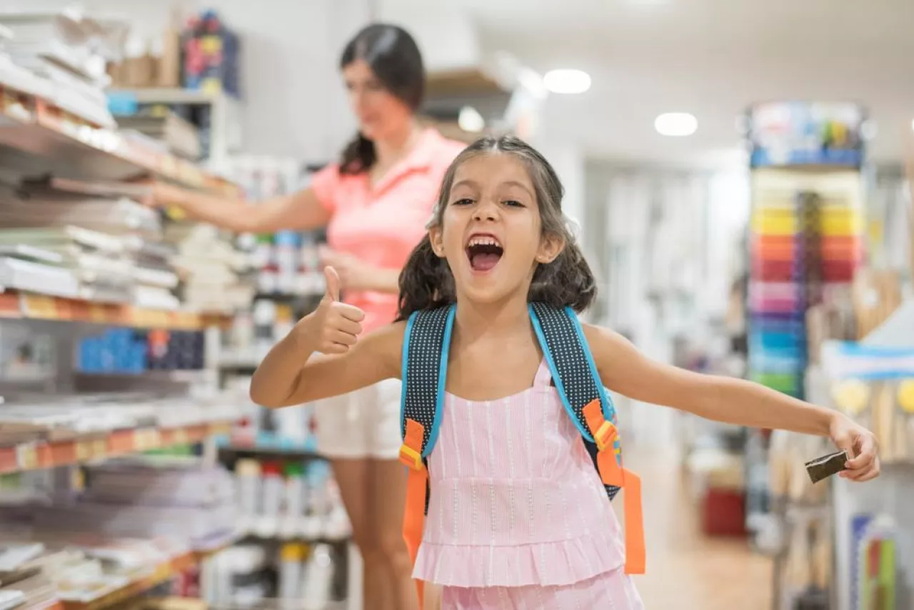 Niedziela handlowa przed powrotem dzieci do szkoły może napędzić ruch w sklepach (Shutterstock)