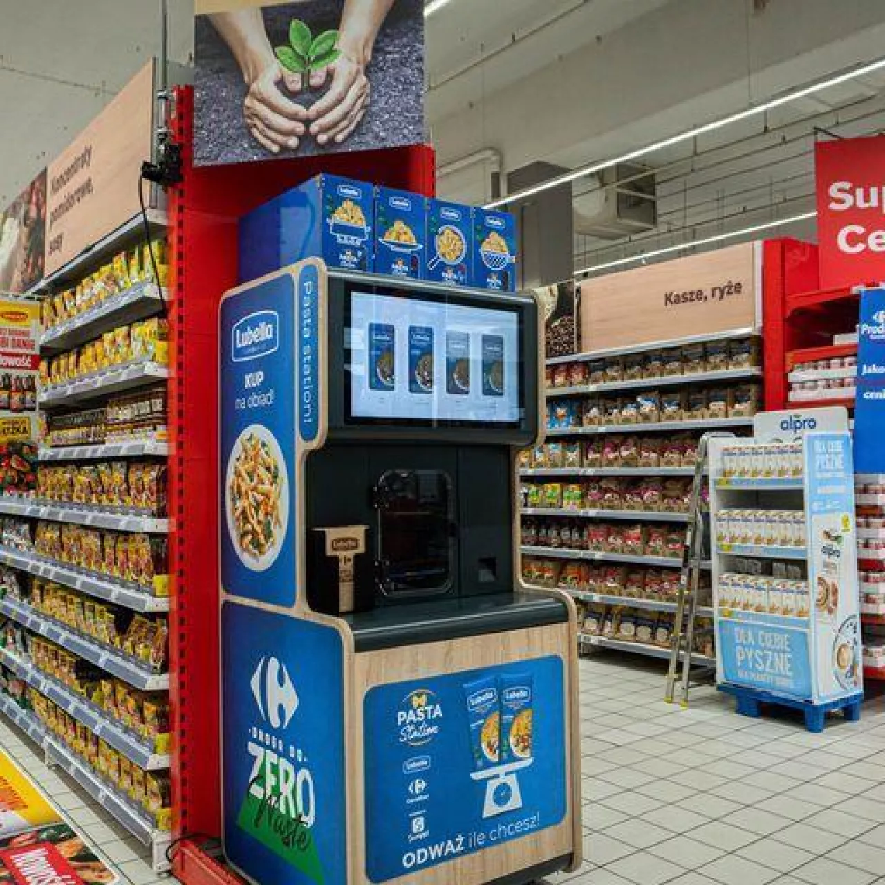 Maspex wprowadził do sklepu Carrefour Arkadia w Warszawie refillomat pozwalający kupować makaron marki Lubella do własnych opakowań (fot. mat. pras.)