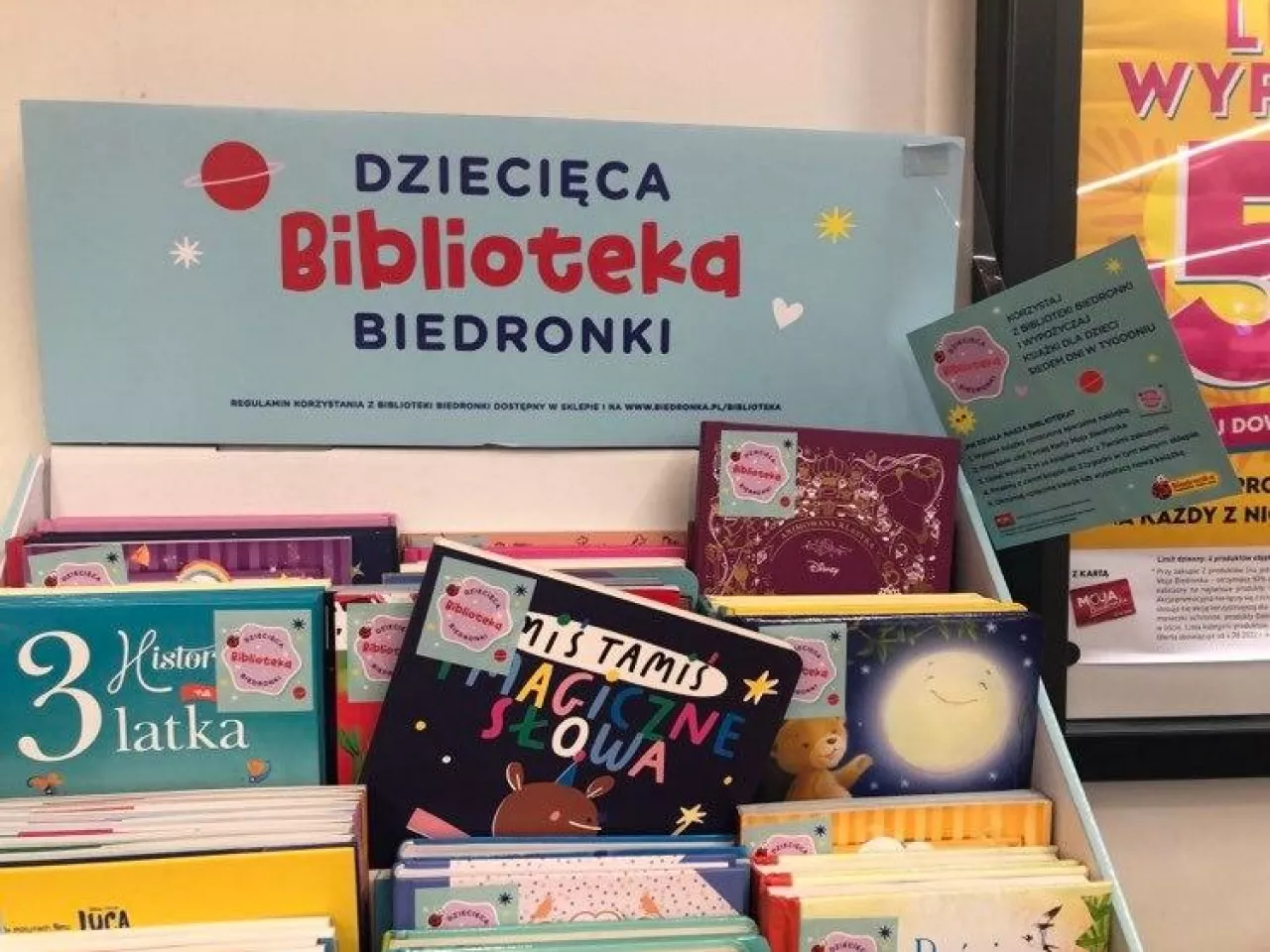 Usługa wypożyczenia książek dla dzieci jest już dostępna w dwóch tysiącach Biedronek (wiadomoscihandlowe.pl)