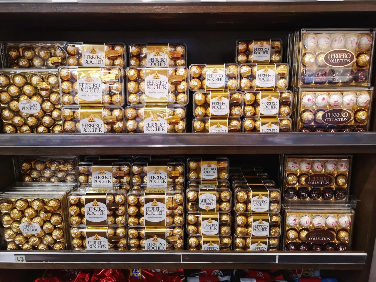 Słodycze Ferrero Rocher na półce w sklepie (Shutterstock)