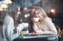 Polacy coraz chętniej piją kawę poza domem (Shutterstock)