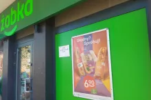 Promocja kanapek w witrynie sklepu Żabka (wiadomoscihandlowe.pl/MG)