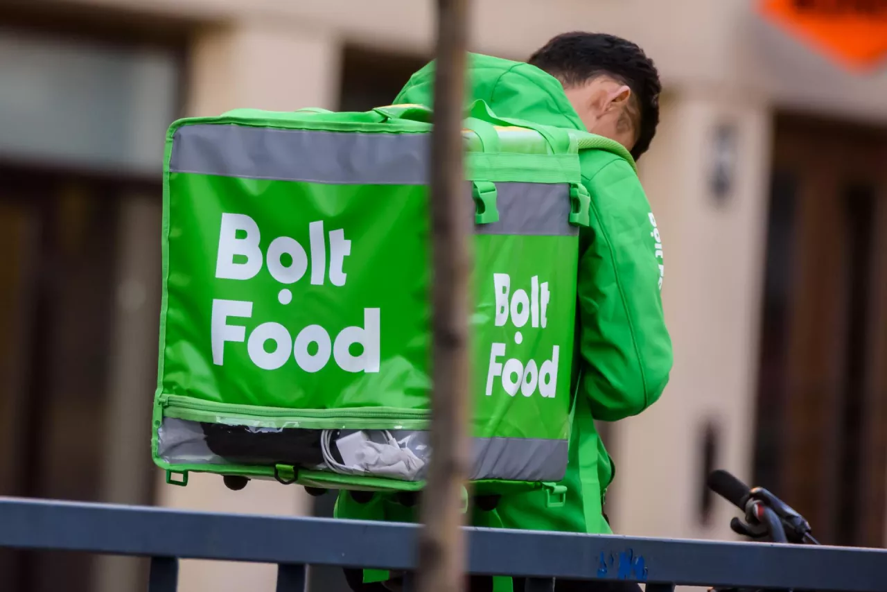 Na zdj. kurier Bolt Food (fot. Gints Ivuskans / Shutterstock.com)