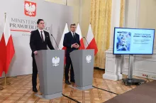 Marcin Sławecki (z lewej) i Marcin Warchoł podczas konferencji Ministerstwa Sprawiedliwości (fot. mat. prasowe)