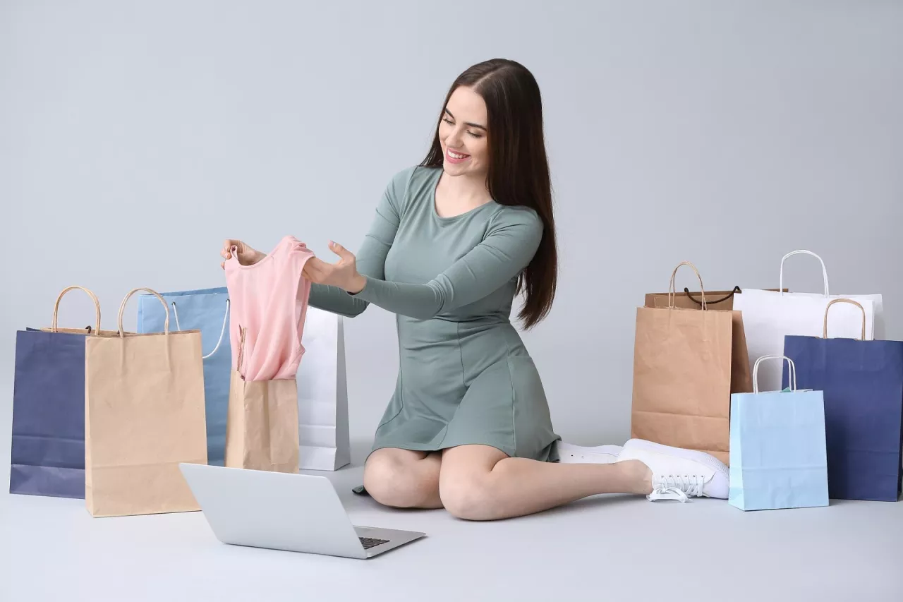 Najczęściej kupowanymi przez internet produktami są ubrania (fot. Shutterstock)
