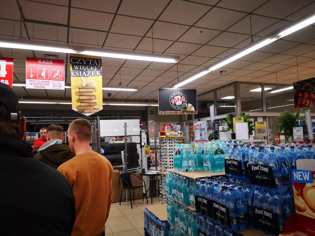 Topaz uruchomił klub czytelnika. W niektórych sklepach sieci pojawiły się czytelnie (fot. wiadomoscihandlowe.pl)