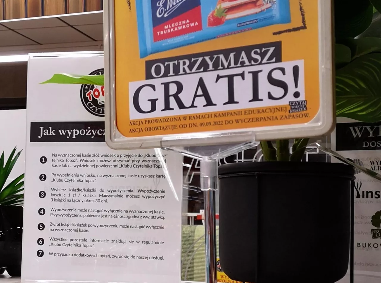Topaz uruchomił klub czytelnika. W niektórych sklepach sieci pojawiły się czytelnie (fot. wiadomoscihandlowe.pl)