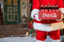 Nic nie kojarzy się z Bożym Narodzeniem tak bardzo, jak... Coca-Cola? (fot. Reshetnikov_art/Shutterstock)