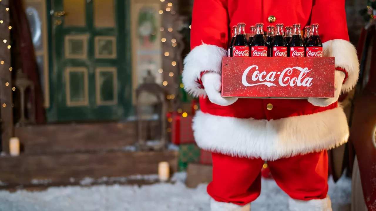 Nic nie kojarzy się z Bożym Narodzeniem tak bardzo, jak... Coca-Cola? (fot. Reshetnikov_art/Shutterstock)