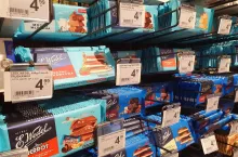 Na zdj. czekolady Lotte Wedel w ofercie supermarketu Carrefour/zdjęcie ilustracyjne (fot. wiadomoscihandlowe.pl)