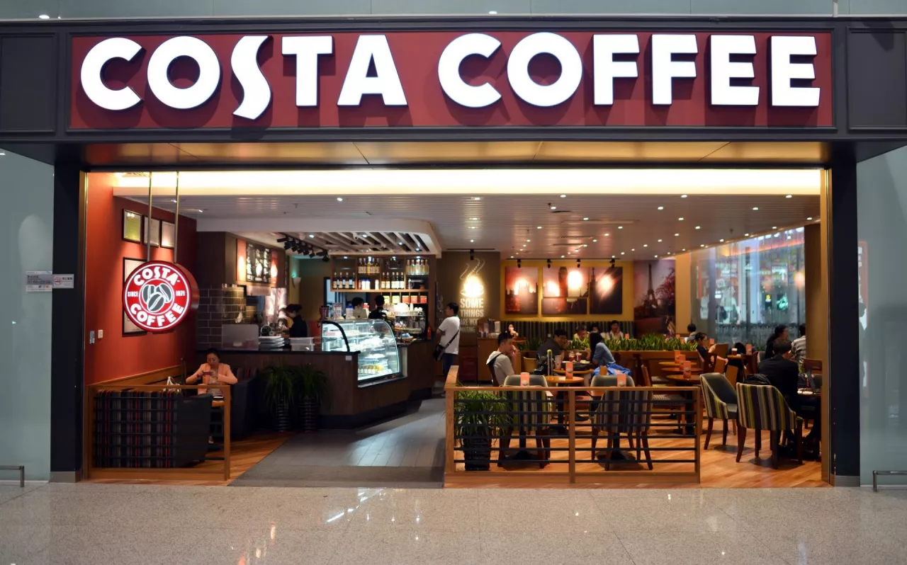 Na zdj. kawiarnia Costa Coffee (fot. Sorbis/Shutterstock)