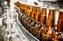 Kompania Piwowarska szuka rozwiązań redukujących zużycie wody w procesie produkcji piwa (fot. Shutterstock.com)