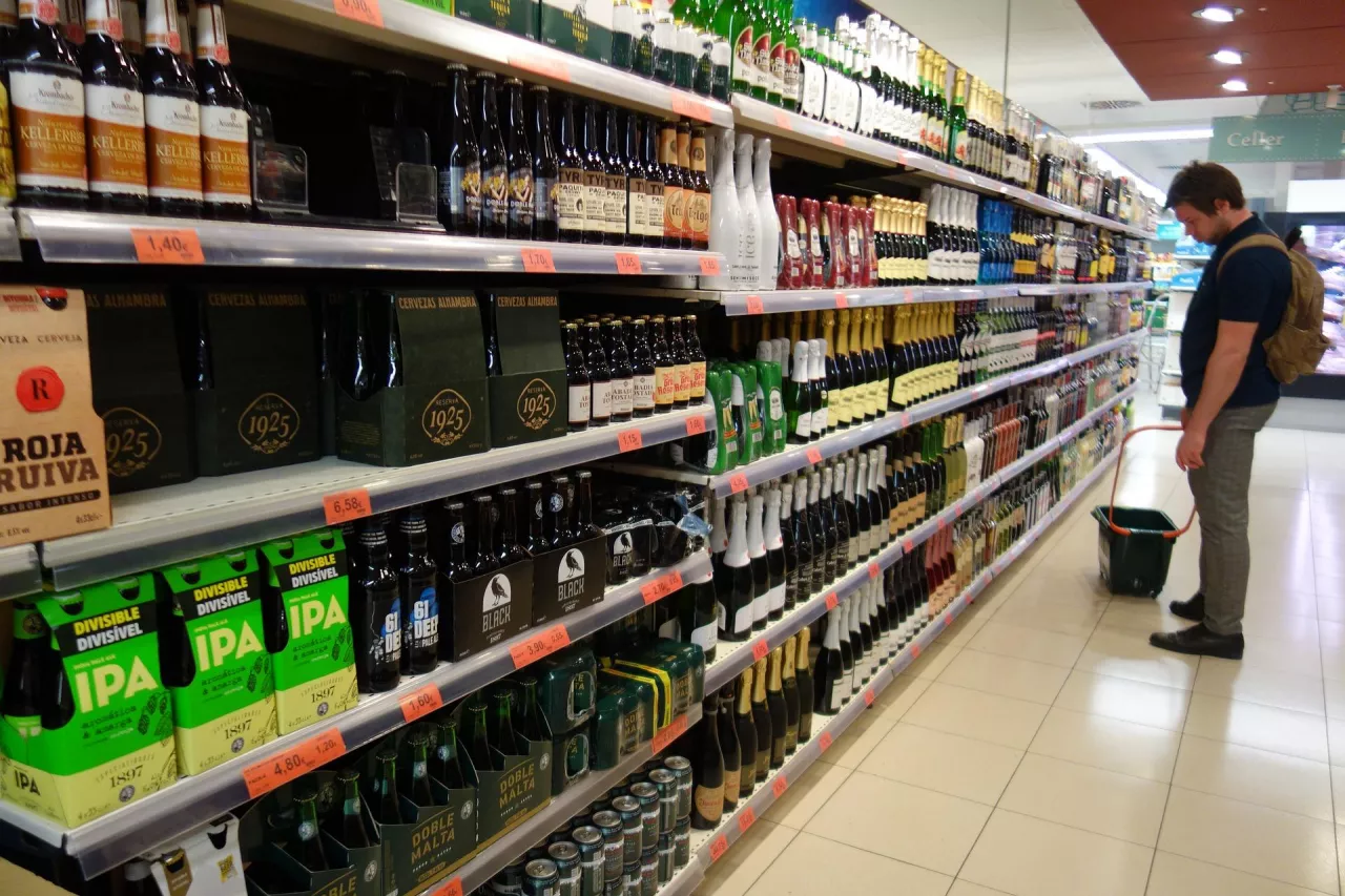 Alejka w sklepie z alkoholem (pixabay)