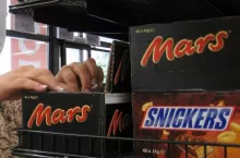 Na zdj. batony Mars i Snickers na sklepowej półce (fot. wiadomoscihandlowe.pl)