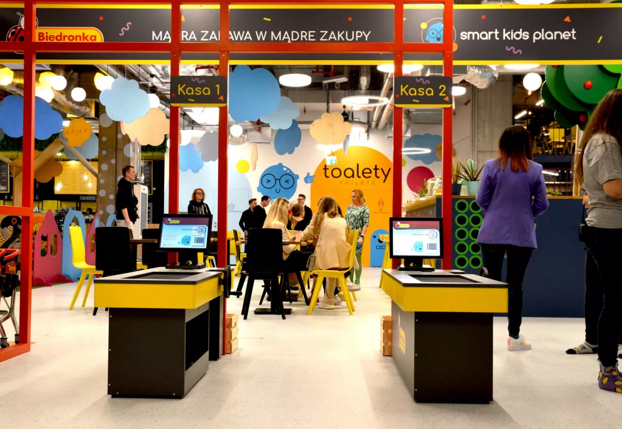 Sklep Biedronka w Smart Kids Planet, sali zabaw dla dzieci w Fabryce Norblina w Warszawie (wiadomoscihandlowe.pl/MG)
